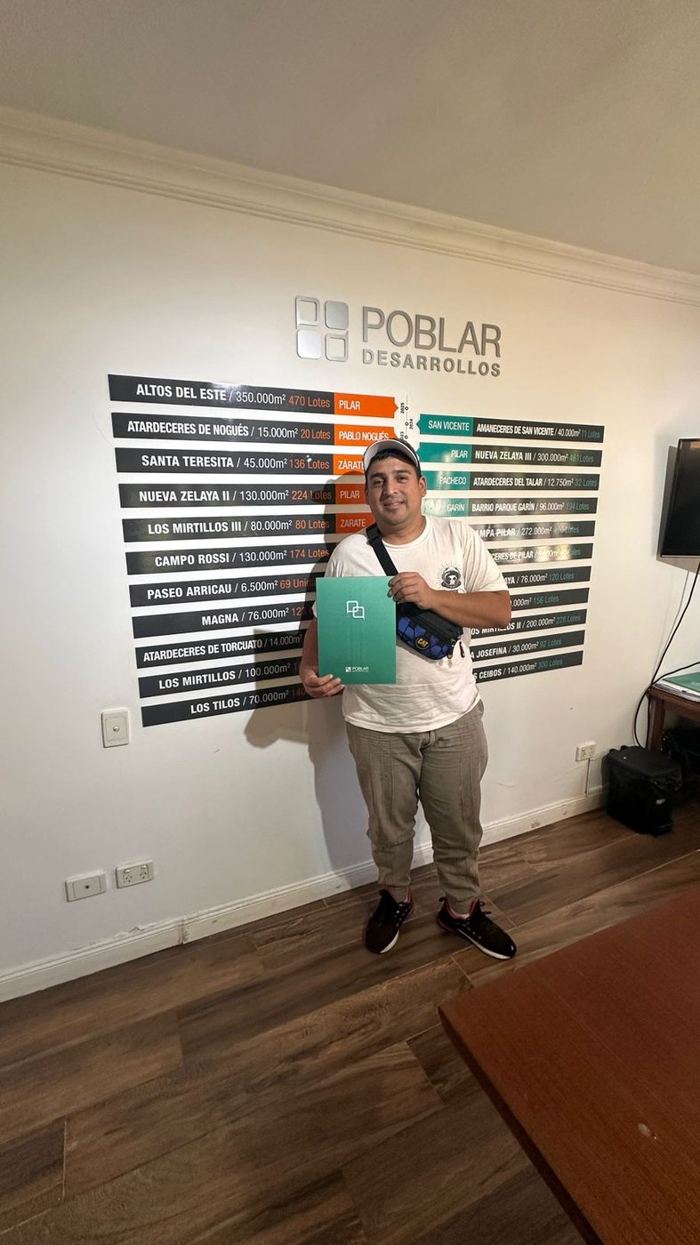Propietario de un lote con la carpeta de la desarrolladora