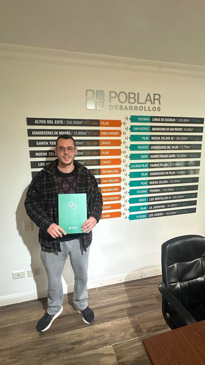 Propietario de un lote con la carpeta de la desarrolladora